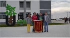 內蒙古農業大學實習生向我公司授予錦旗表示感謝